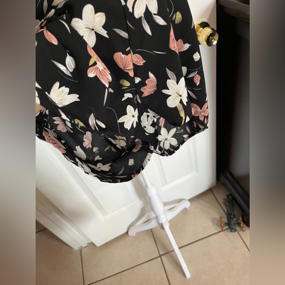 💙SHEIN Women Floral Print Cami Romper in Small Black and Pink - Picture 7 of 10